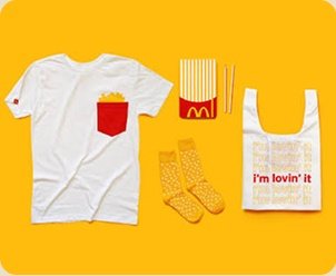 Peças de roupa e acessórios com a identidade visual do McDonald's