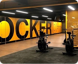 Academia com identidade visual amarela e preta